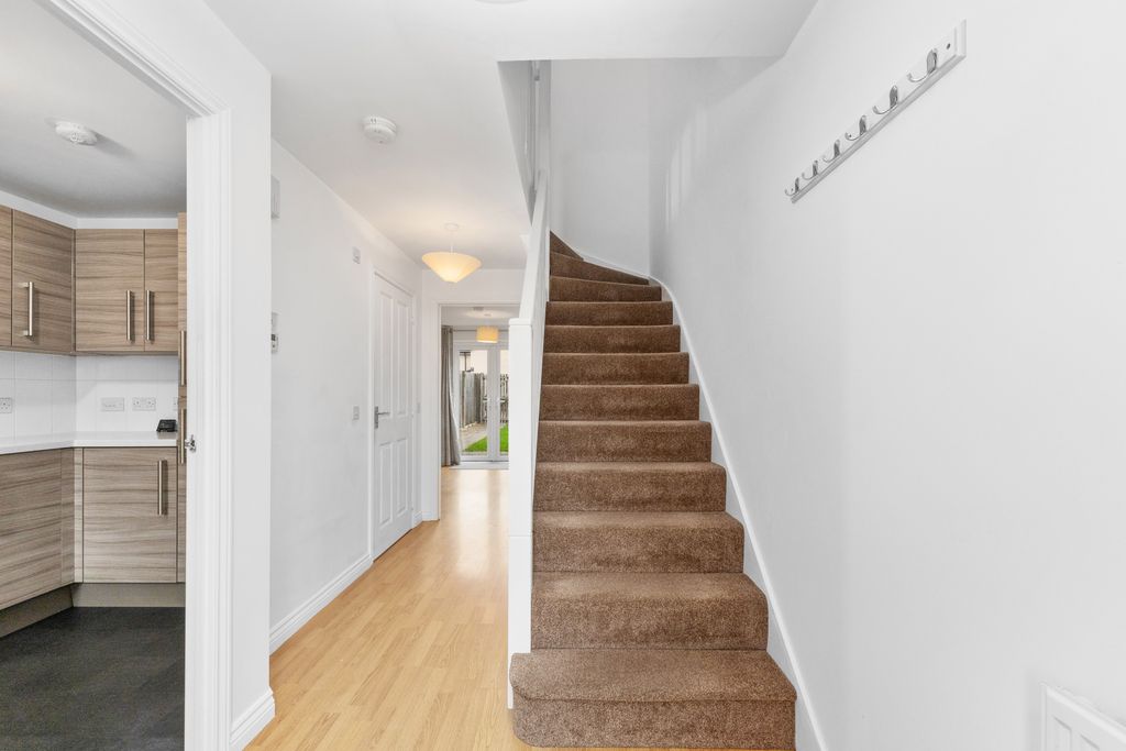 Property photo 2 of 11 12 Russell Place 04