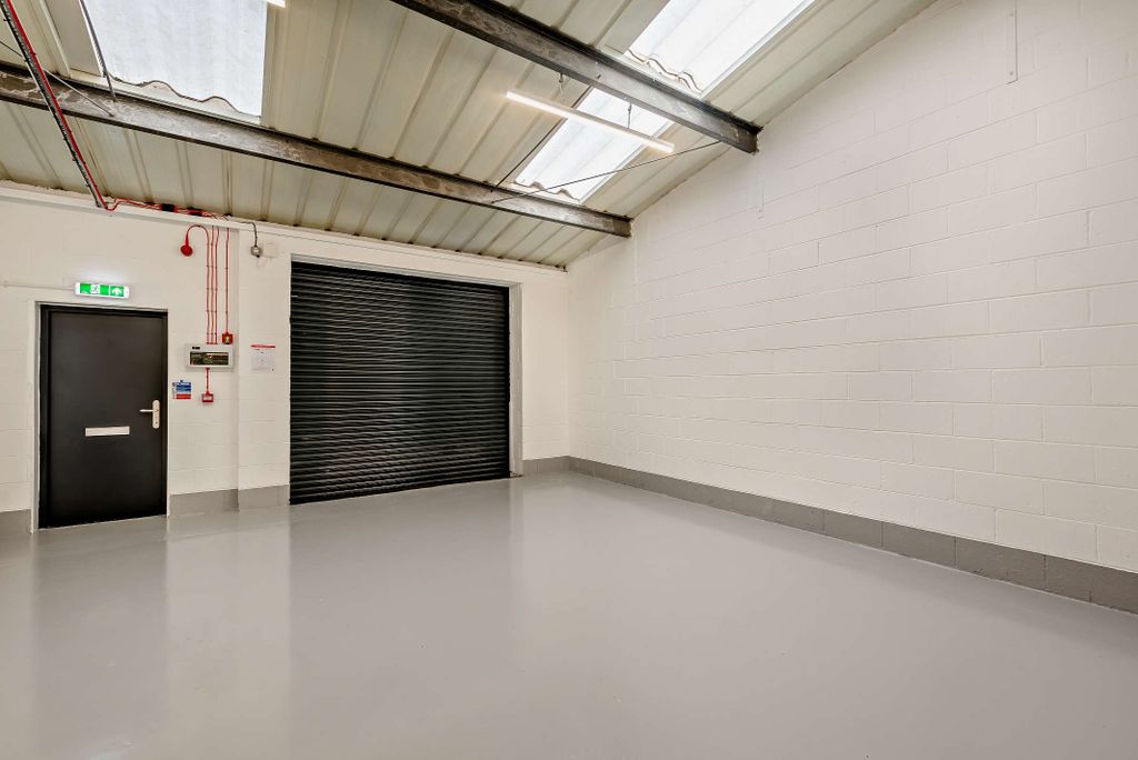 Property photo 3 of 13 8676969-Interior07-800