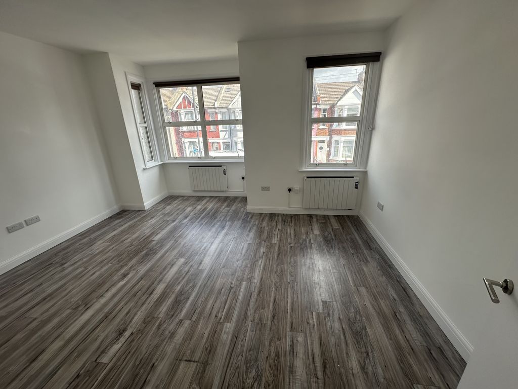Property photo 1 of 11 2 Bedroom Flat For Rent