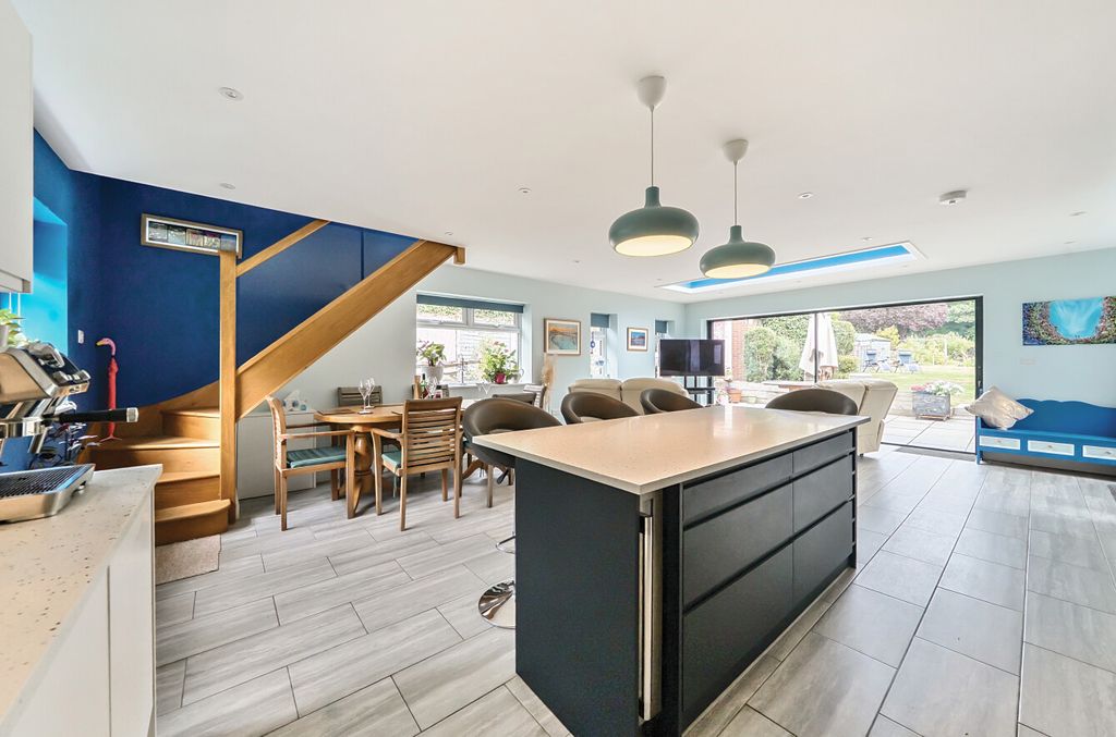 Property photo 2 of 33 1339810-26-68A4Bf...
