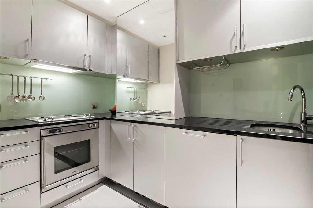 Property photo 3 of 10 Kitchen