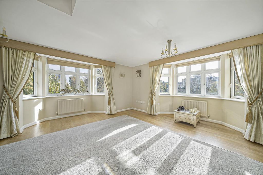 Property photo 3 of 25 Lounge/Diner