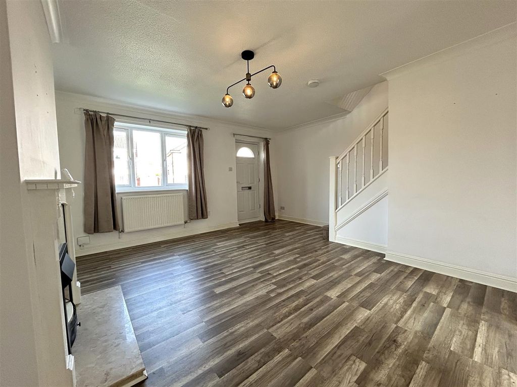 Property photo 3 of 14 Lounge