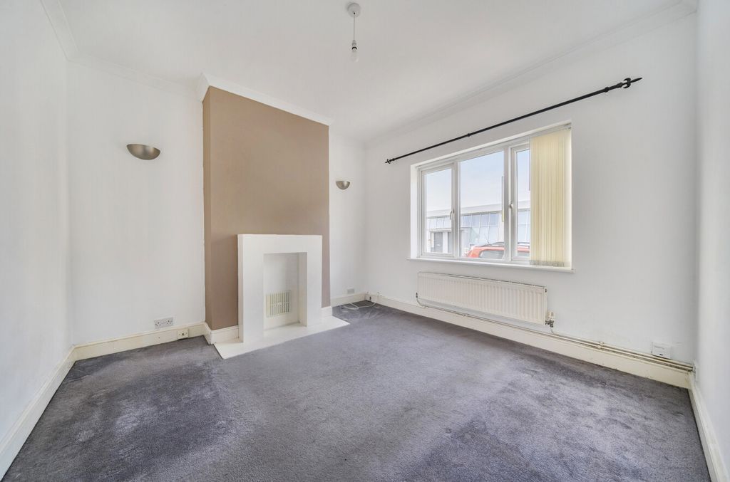 Property photo 2 of 14 Lounge1