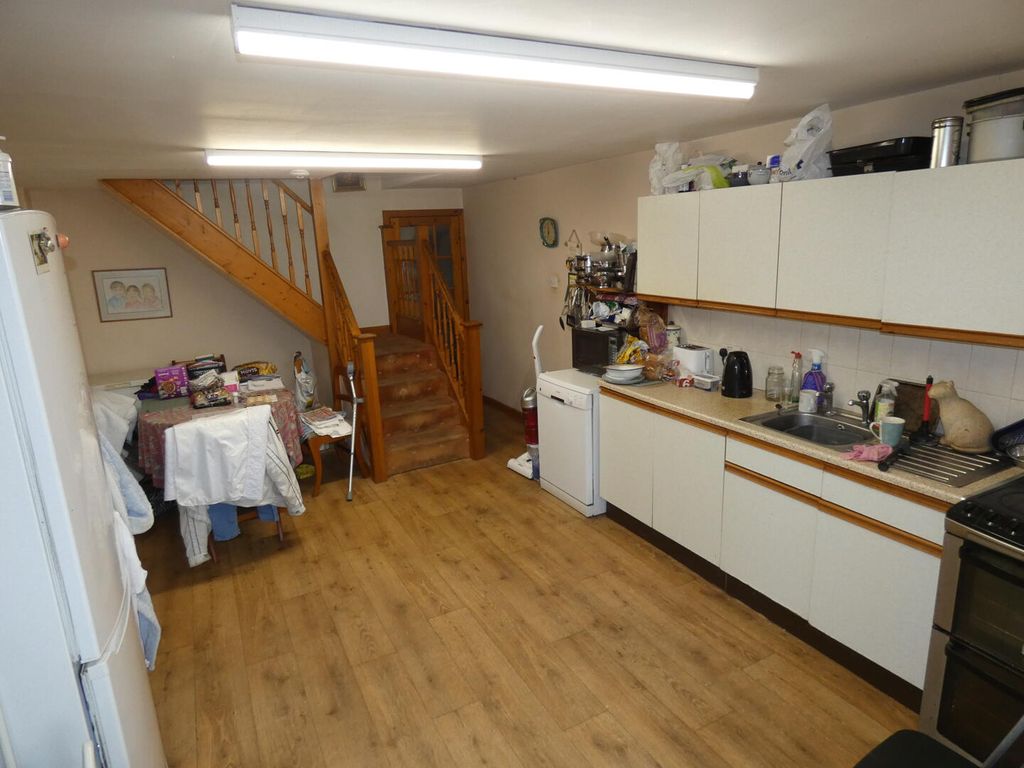 Property photo 3 of 6 Kitchen