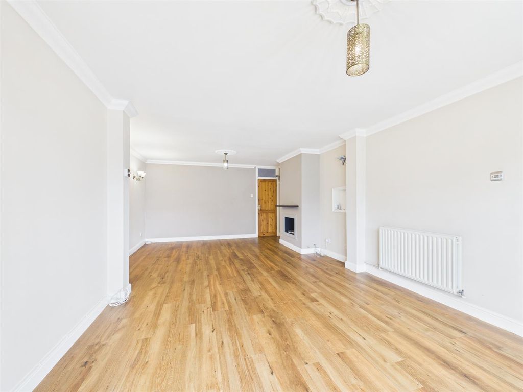 Property photo 3 of 14 Cam02435G0-Pr0323-Still024.Jpg