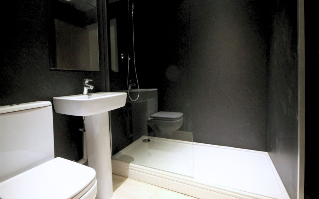 Property photo 2 of 3 Falconar House Bathroom