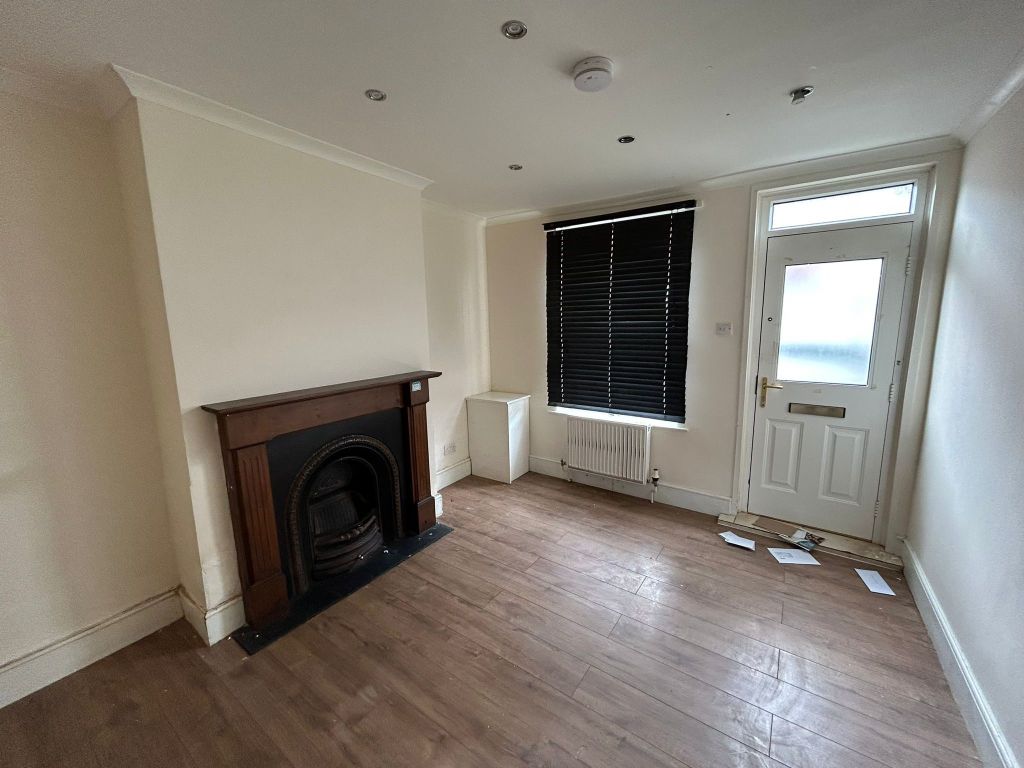 Property photo 3 of 5 8 Tennyson Lounge Pic Aug 24