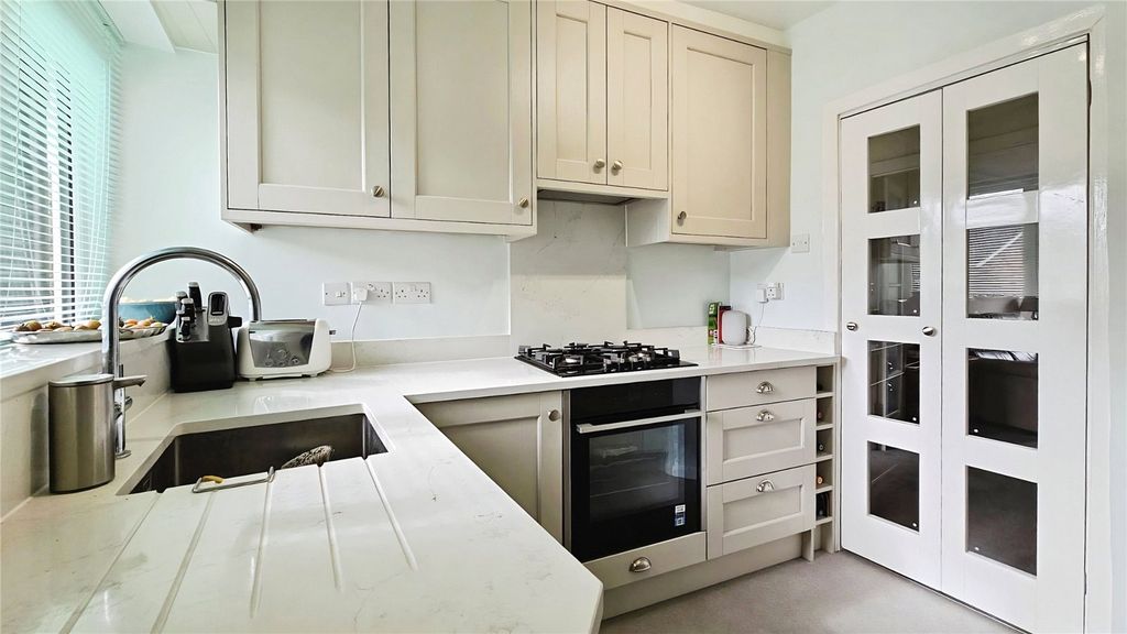 Property photo 3 of 12 Kitchen