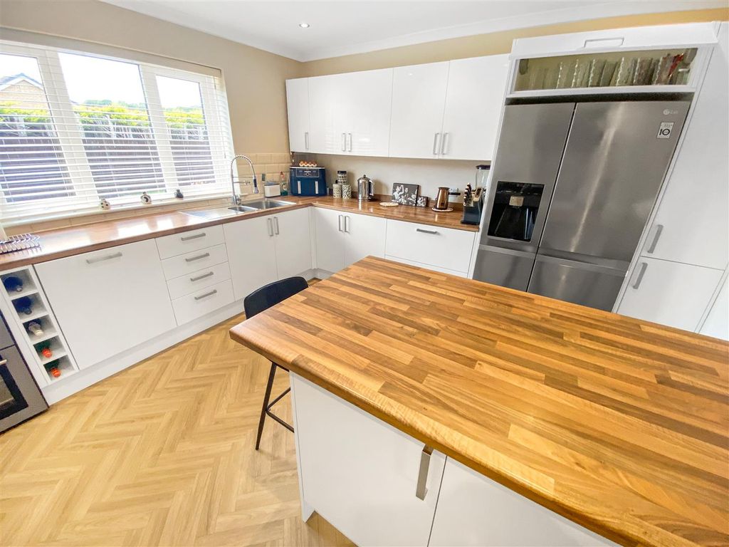 Property photo 2 of 18 Kitchen/Breakfast Room