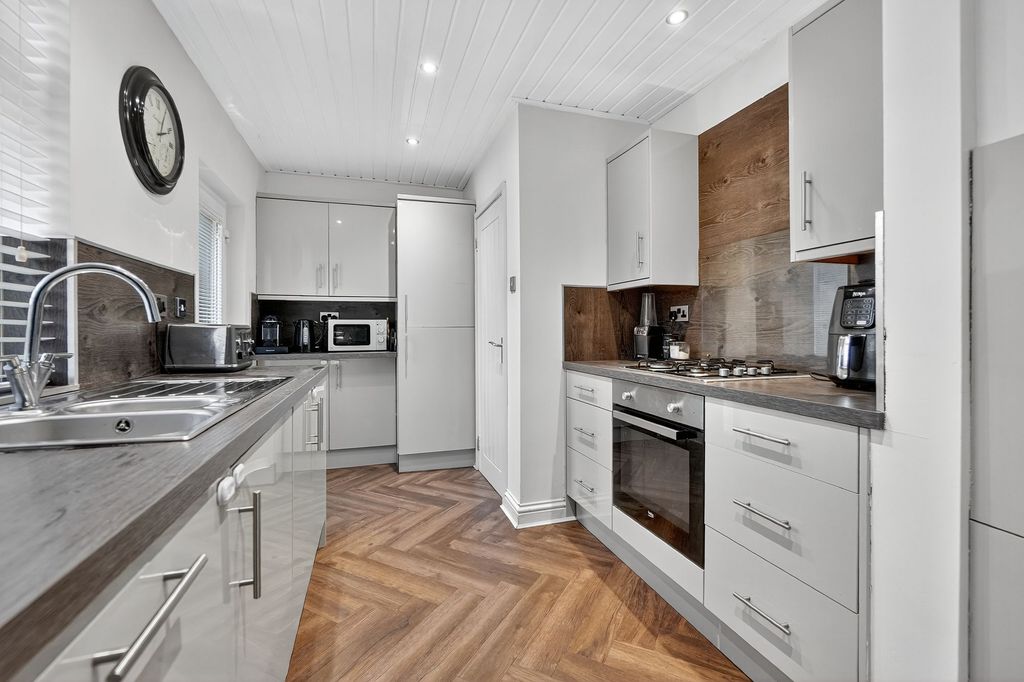 Property photo 3 of 27