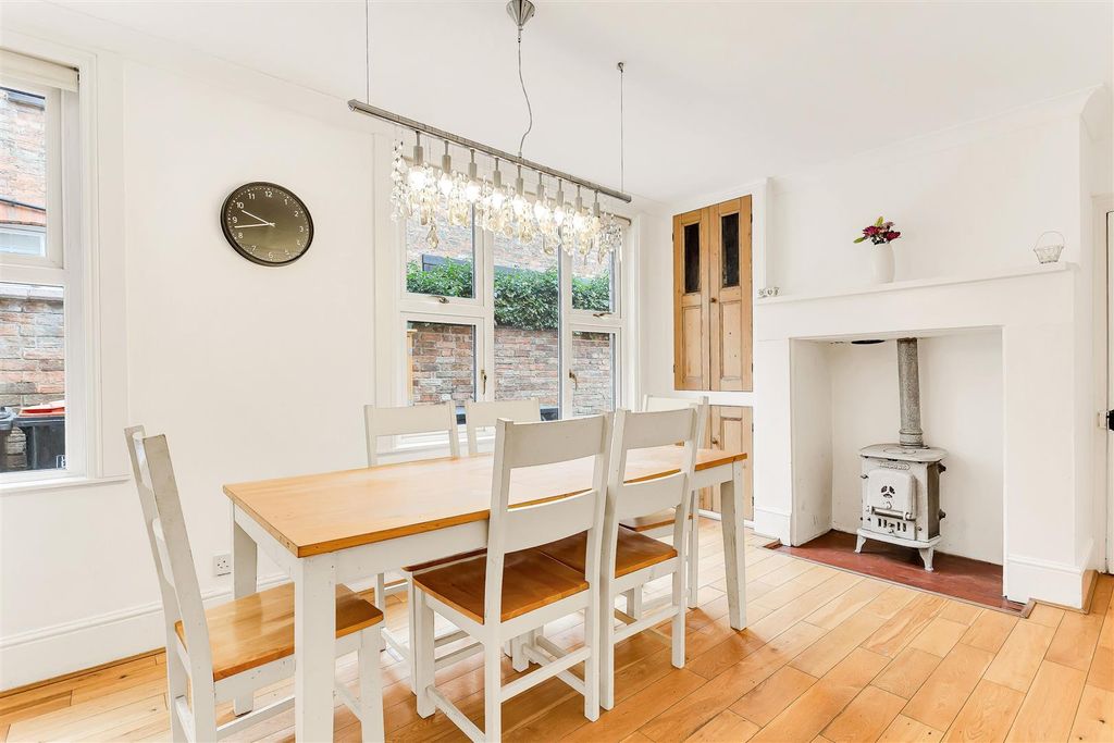 Property photo 3 of 30 Goldingtonave_Hs_097.Jpg