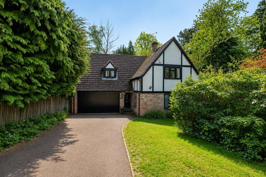 Property photo 1 of 19 Oakdene Front.Jpg