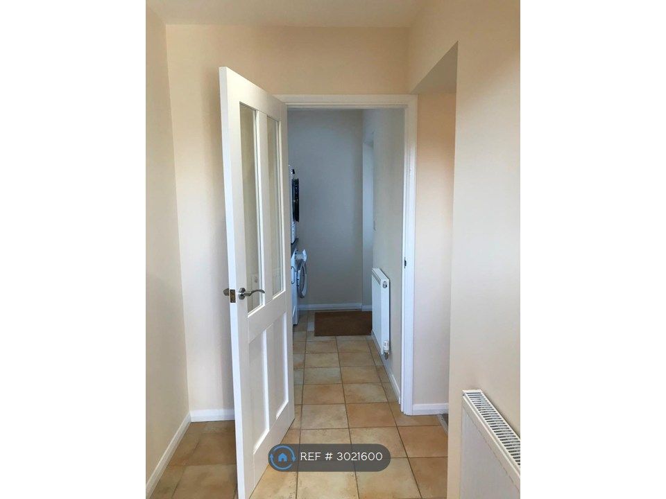 Property photo 3 of 20 Entrance Hall