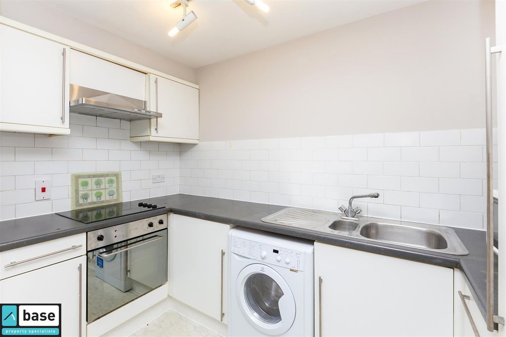 Property photo 2 of 11 Kitchen