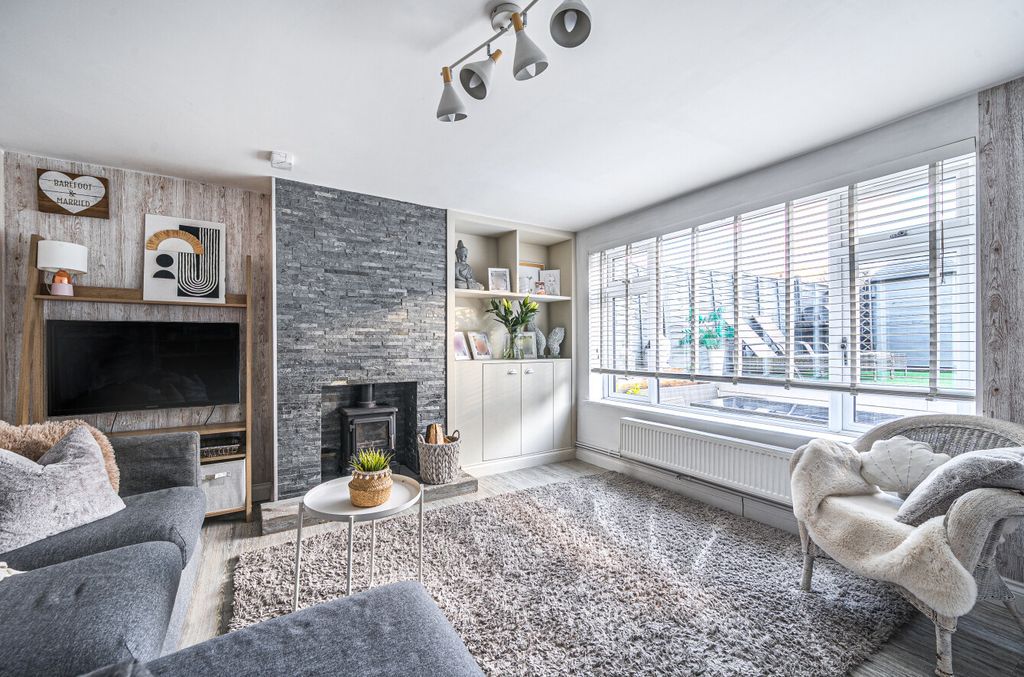 Property photo 2 of 31 1382641-21-6925c5...