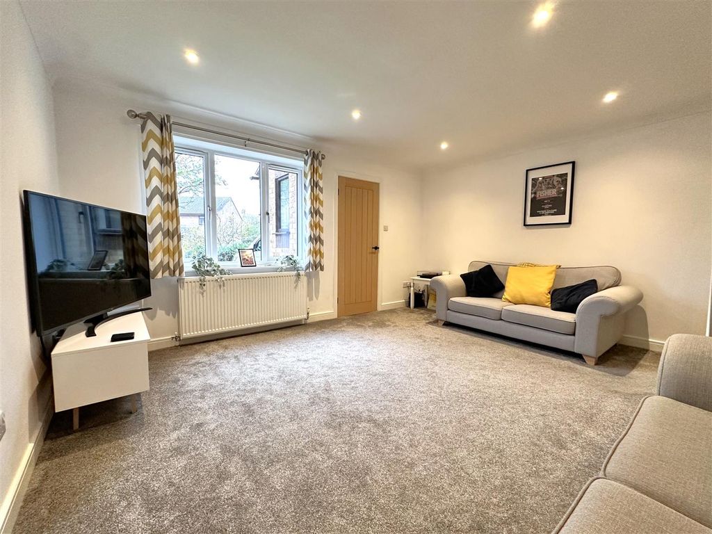 Property photo 2 of 16 Living Space 313