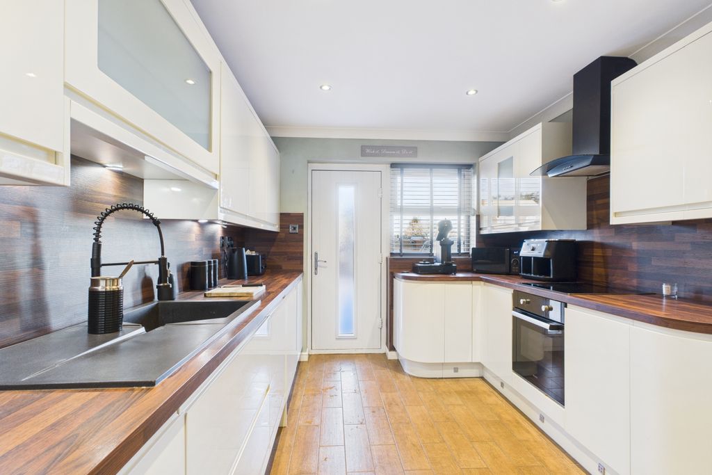 Property photo 3 of 21 Ewemove Spalding -  Cornfield House -  Kitchen