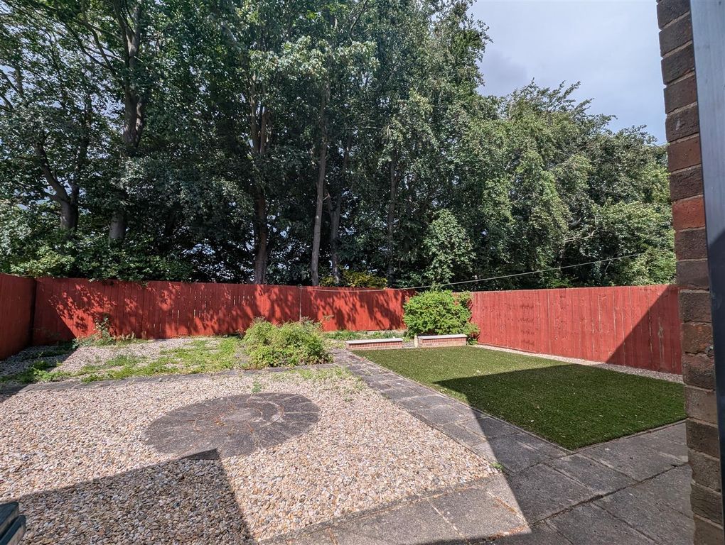 Property photo 2 of 11 Externally