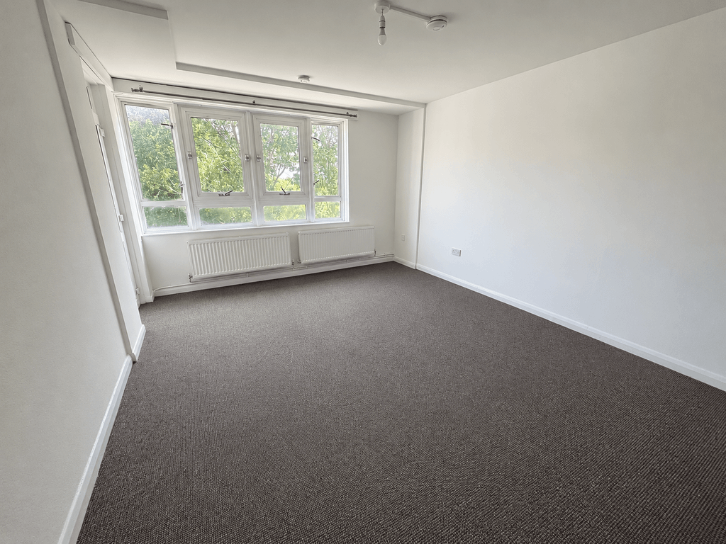 Property photo 1 of 7 3 Bed Flat For Rent
