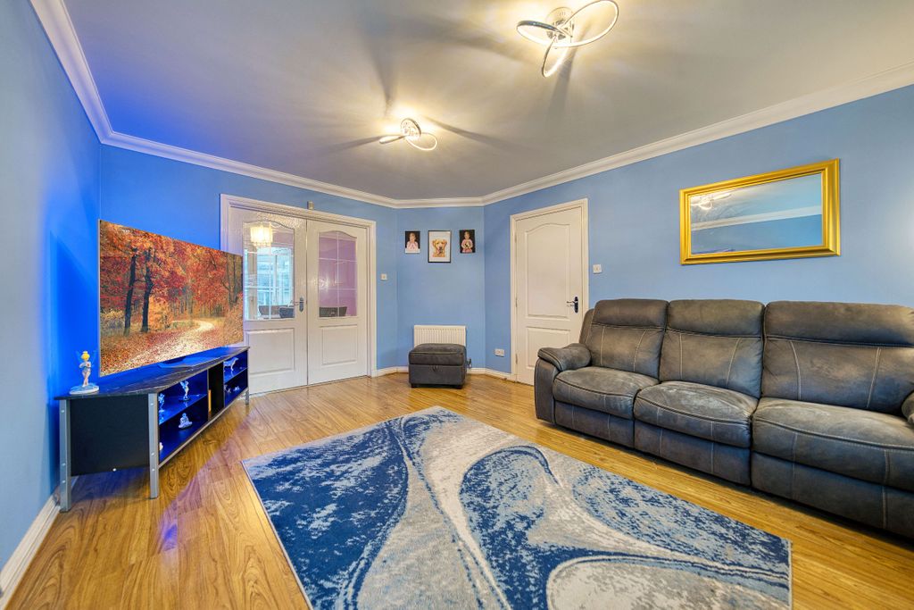 Property photo 3 of 28