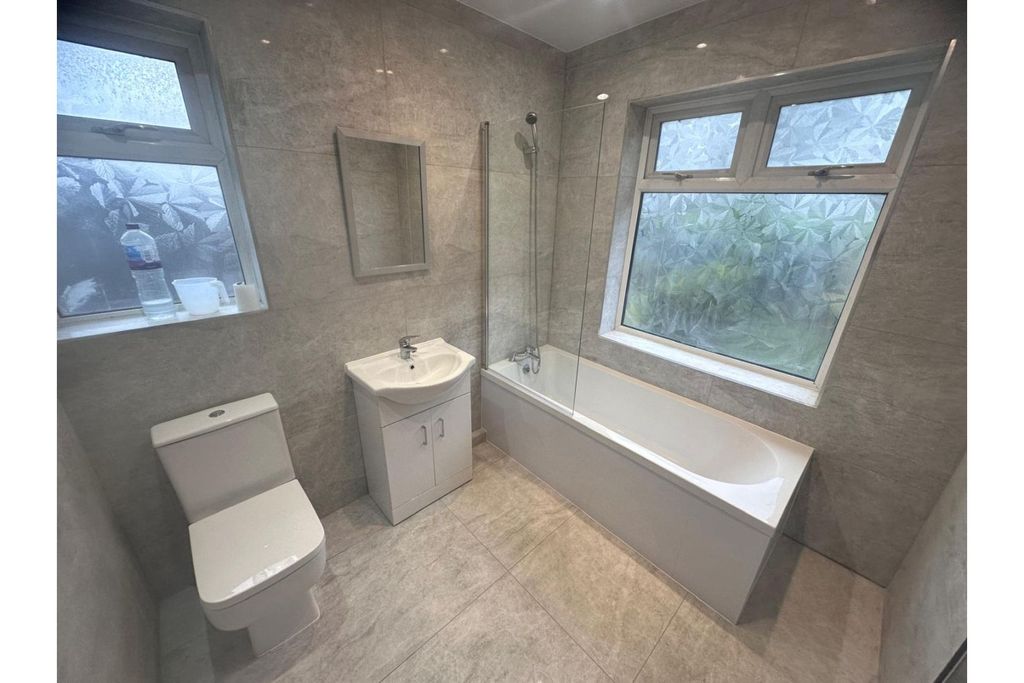 Property photo 2 of 9 Bathroom
