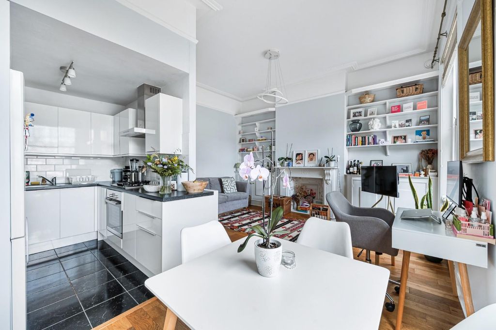 Property photo 1 of 8 Flat 2 - 15 Avonmore Road-7.Jpg