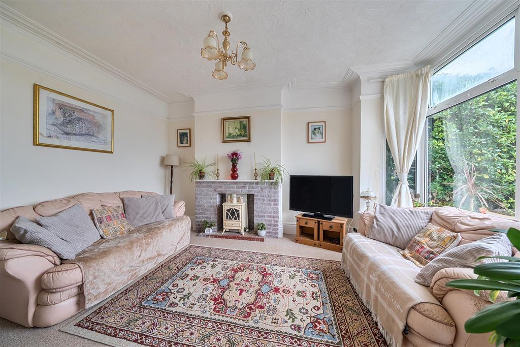 Property photo 3 of 21 Sitting Room