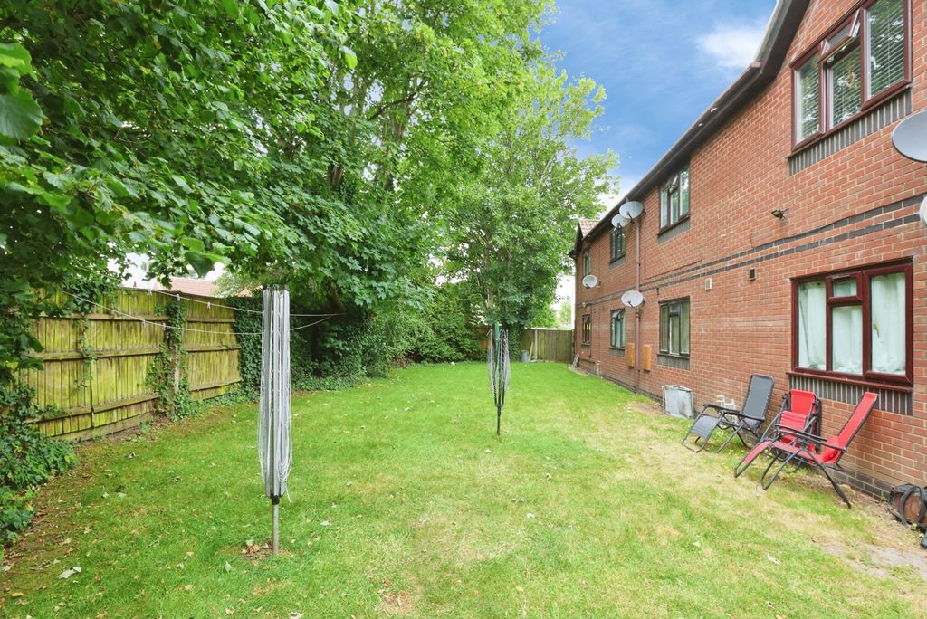 Property photo 2 of 14 Communal Gardens