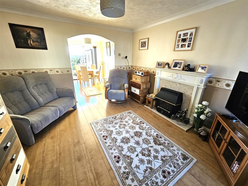 Property photo 3 of 17 Further Living Room.Jpg