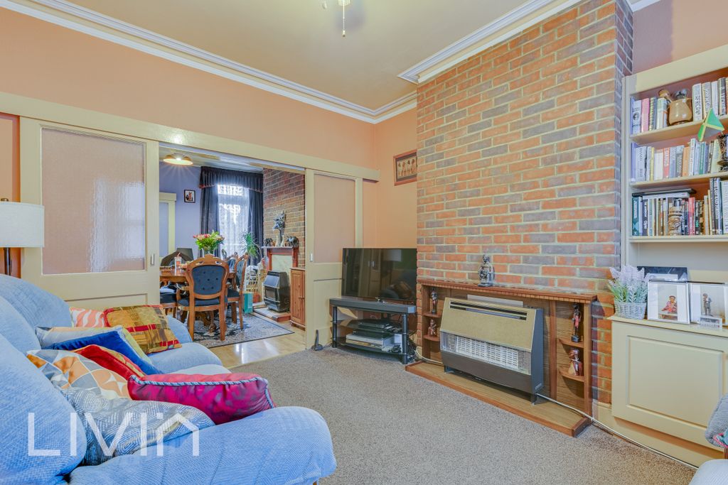 Property photo 2 of 11 218 Whitehorse Road, Cr0 - 2