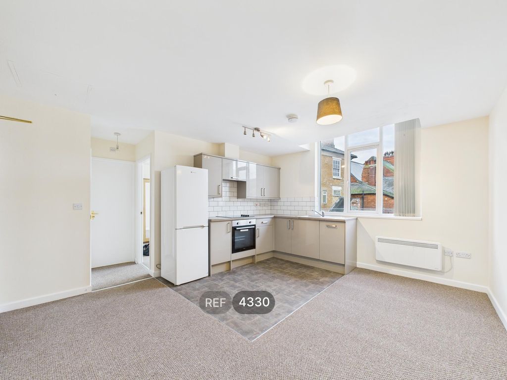 Property photo 3 of 10 Kitchen / Living Area