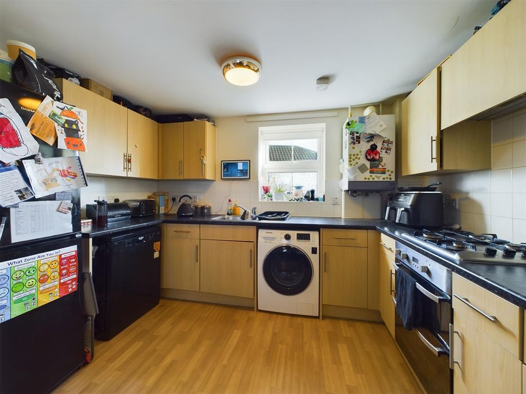 Property photo 3 of 9 Kitchen