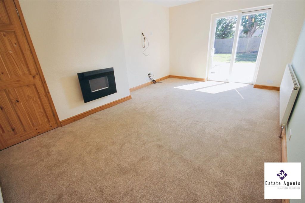 Property photo 3 of 11 Lounge