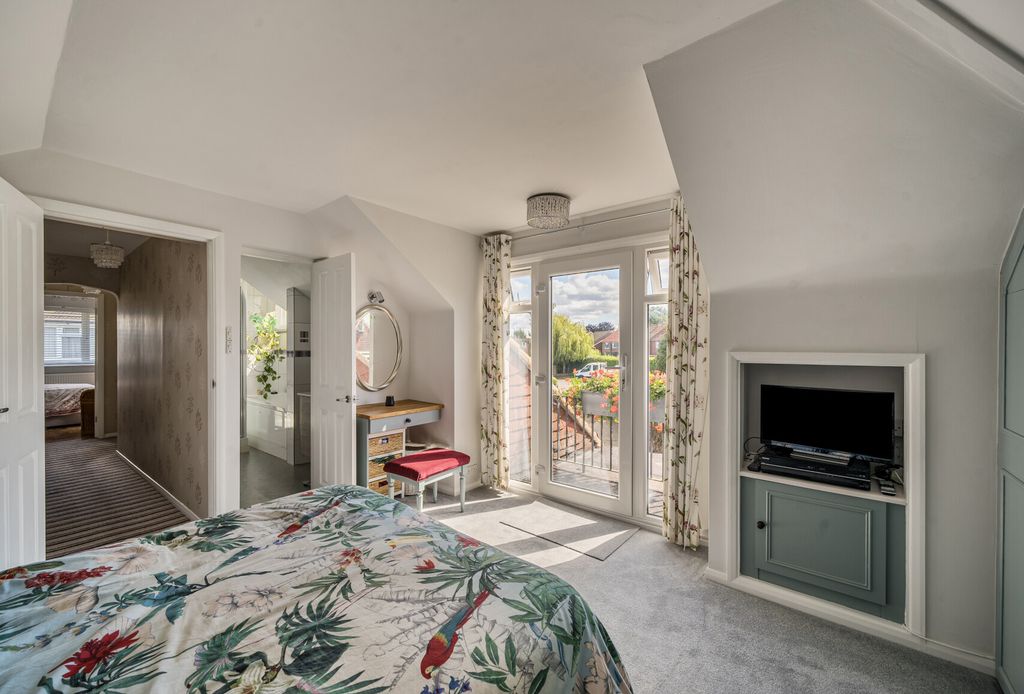 Property photo 3 of 19 1346778-18-68Bb30...