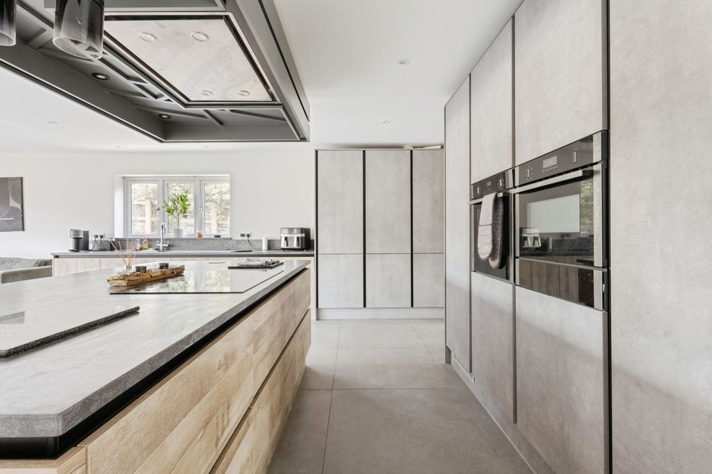 Property photo 3 of 17 Photo