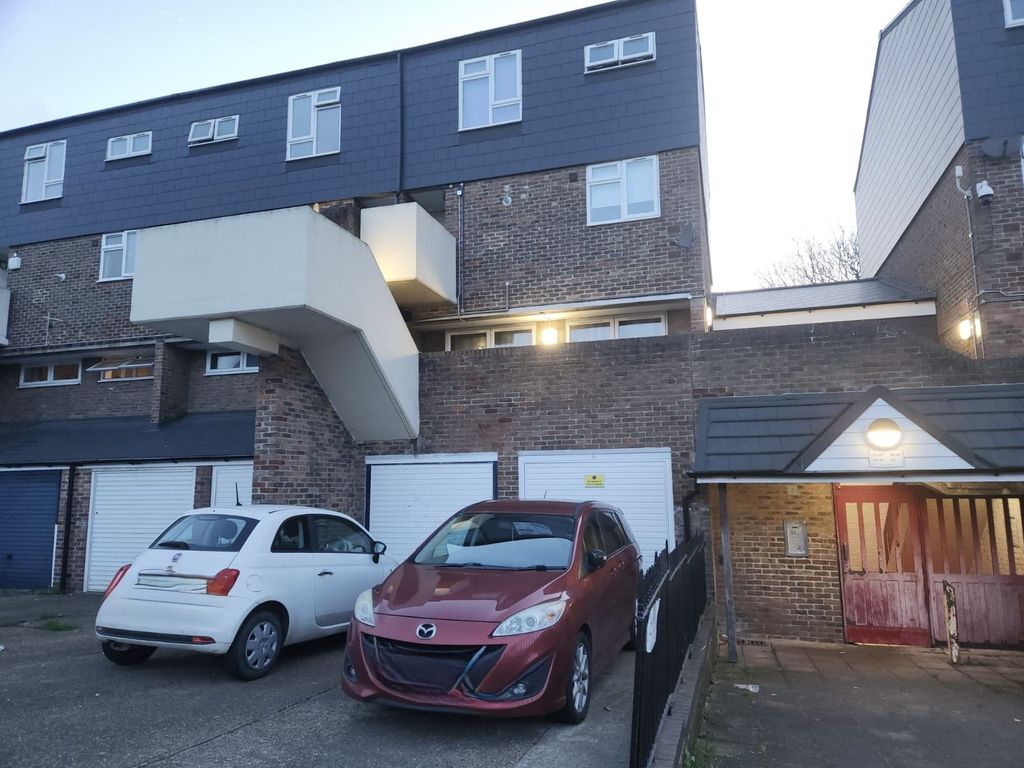 Property photo 1 of 9 Three-Bedroom Flat Available To Rent,