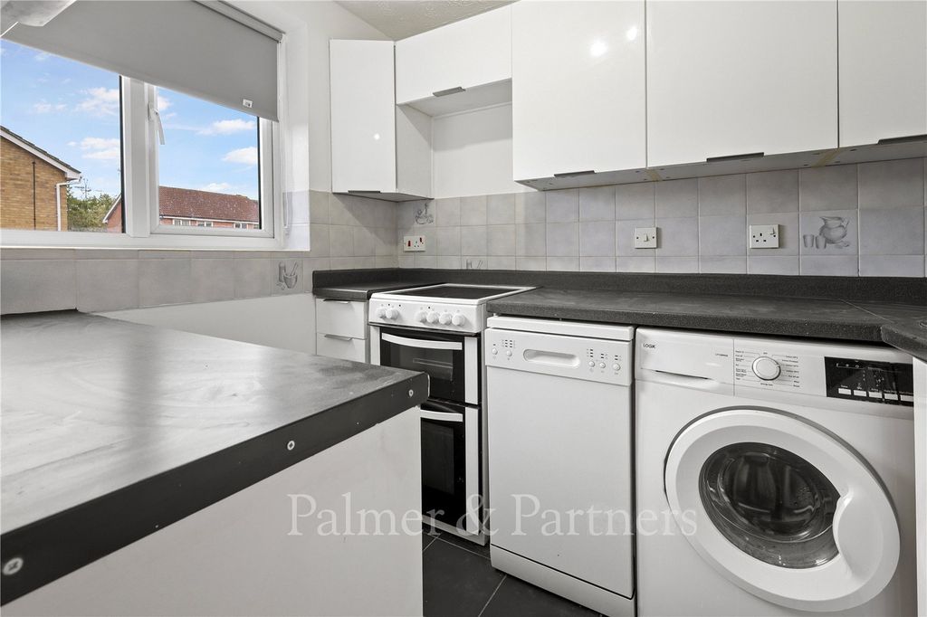 Property photo 3 of 7 Kitchen