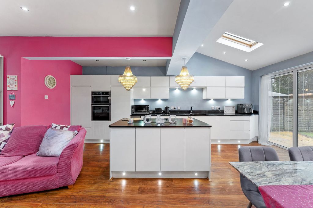 Property photo 2 of 25