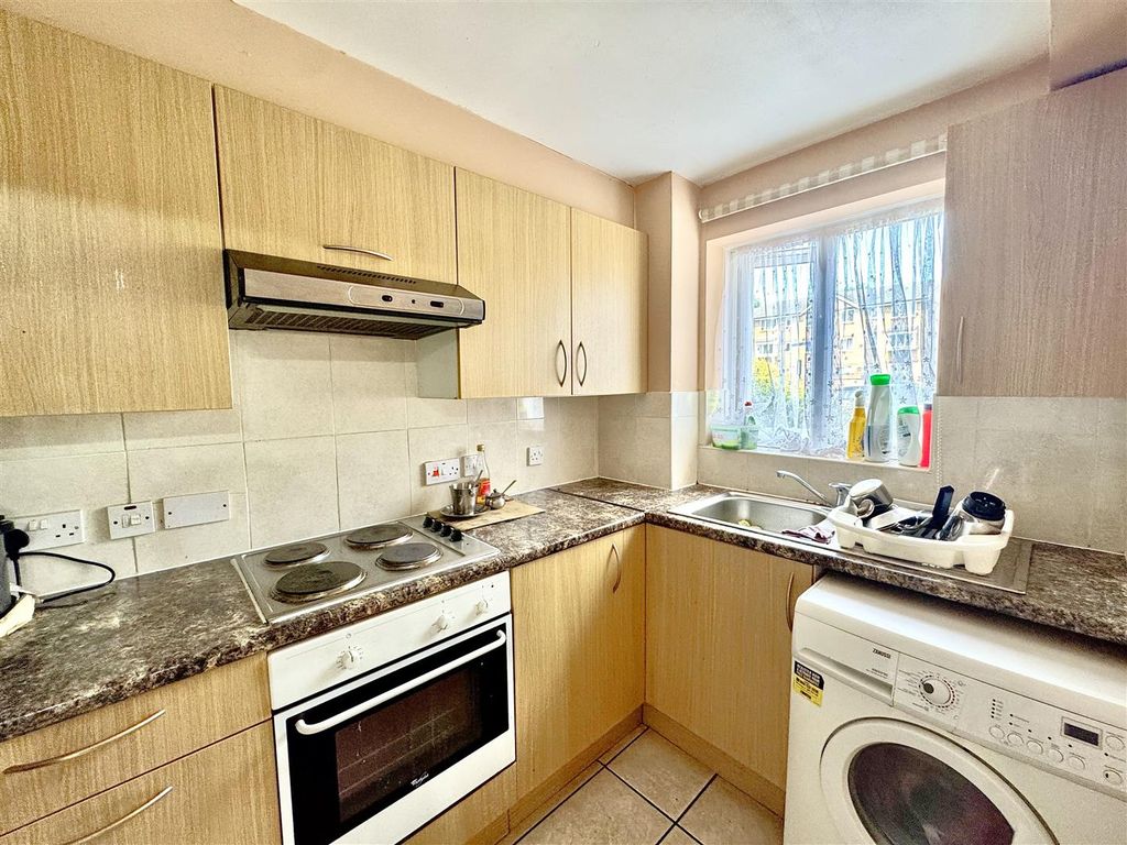 Property photo 2 of 6 Kitchen