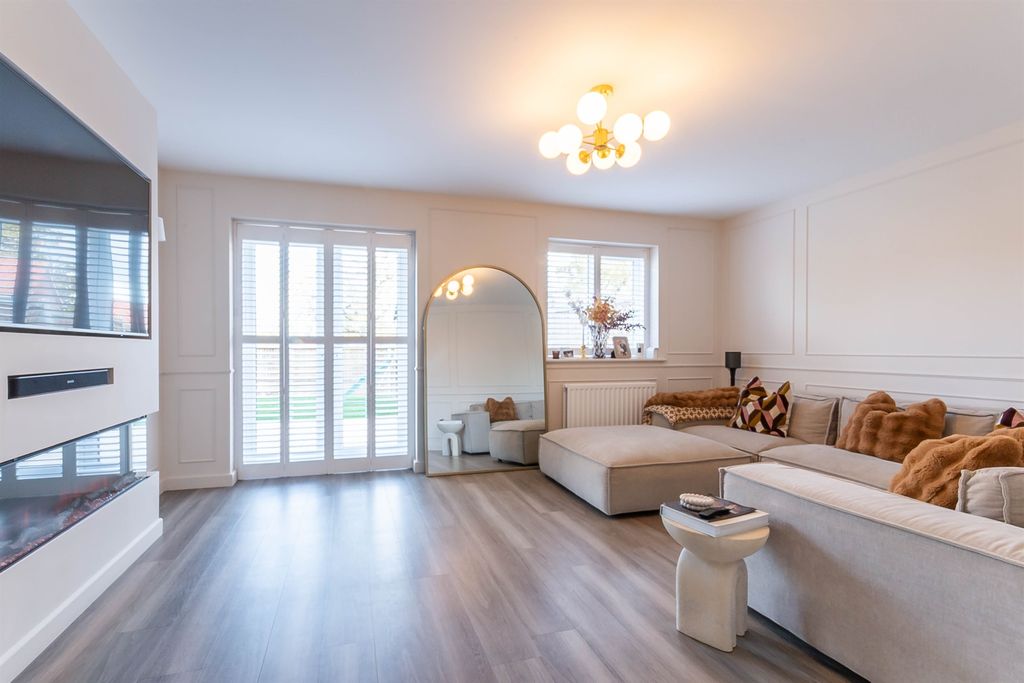 Property photo 1 of 19 Lounge