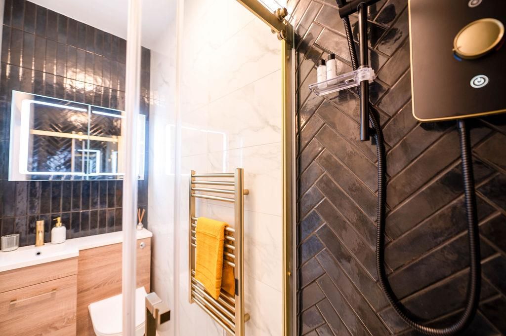 Property photo 2 of 32 Thebay_Room11-6.Jpg