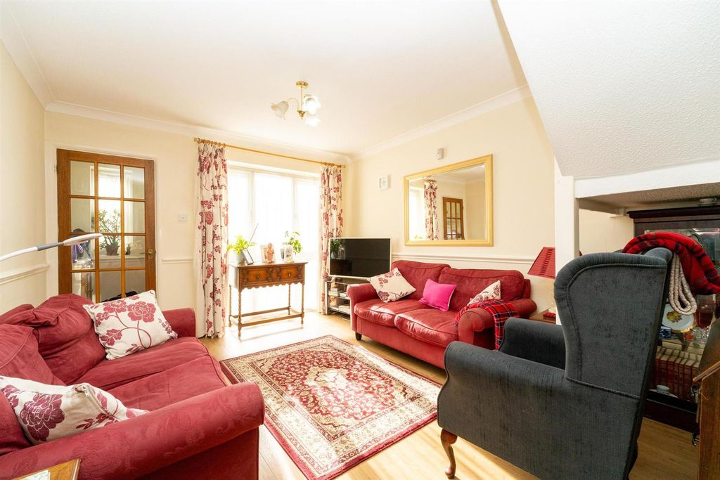 Property photo 3 of 14 Lounge