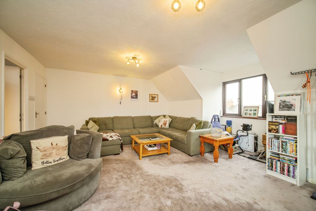 Additional image 4 of 3 bed flat for saleQueens Road, Farnborough GU14