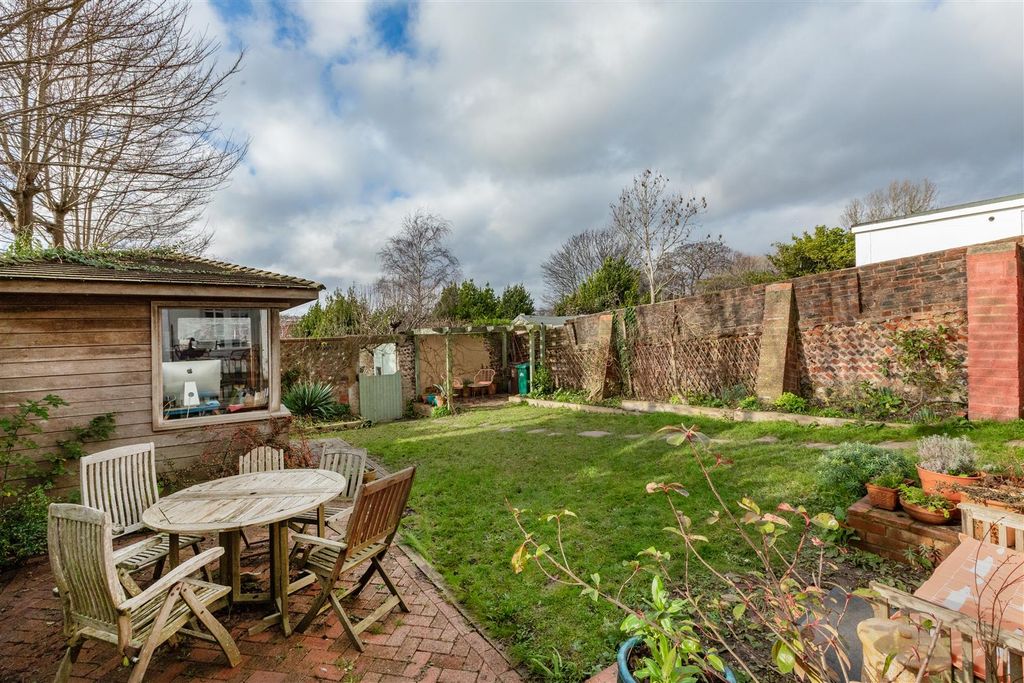 Property photo 2 of 14 Garden