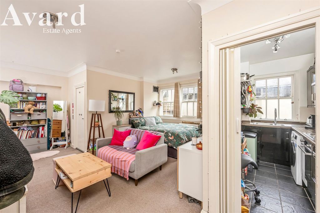 Property photo 3 of 21 Kings Road, Astra House 37-001.Jpg