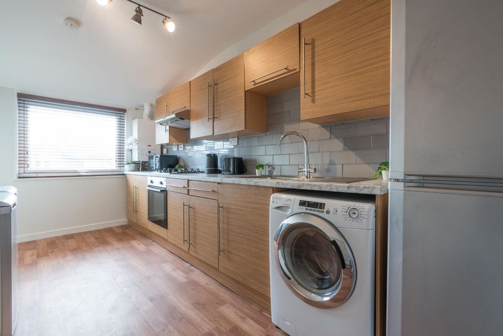 Property photo 3 of 13 Khf8 - Kitchen