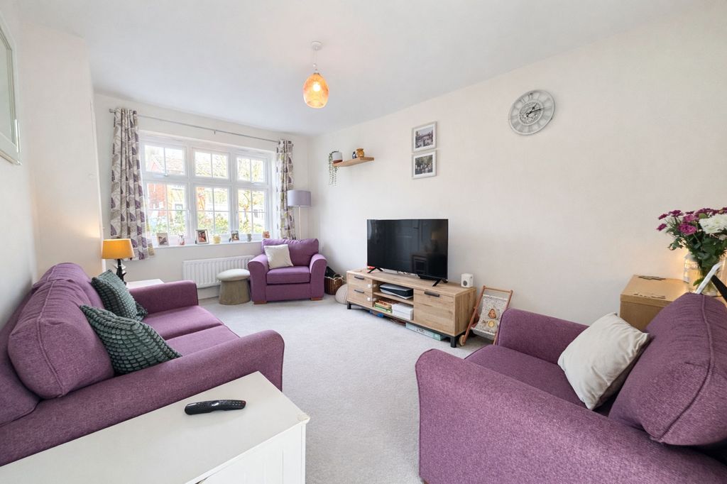 Property photo 3 of 11 Lounge