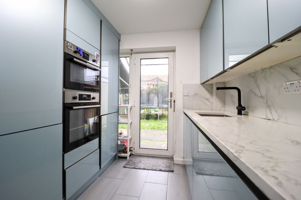 Property photo 3 of 15 Kitchen