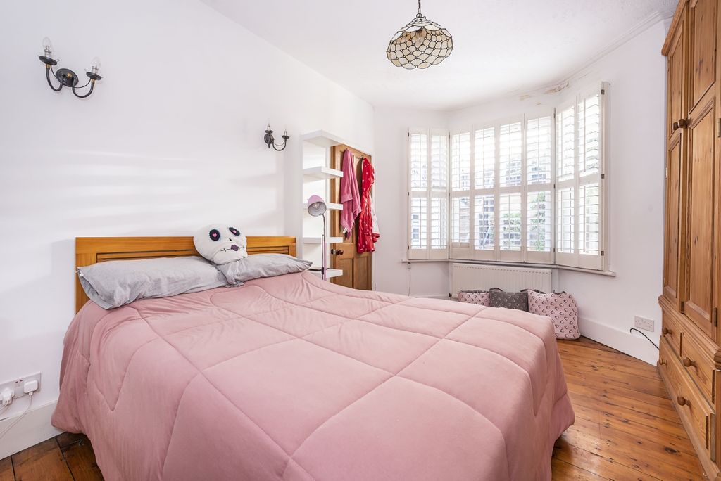 Property photo 2 of 14 687B-Fulham-Road-...